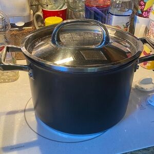 Preowned  Circulon Black  Stock Pot with Lid 8 quarts Good